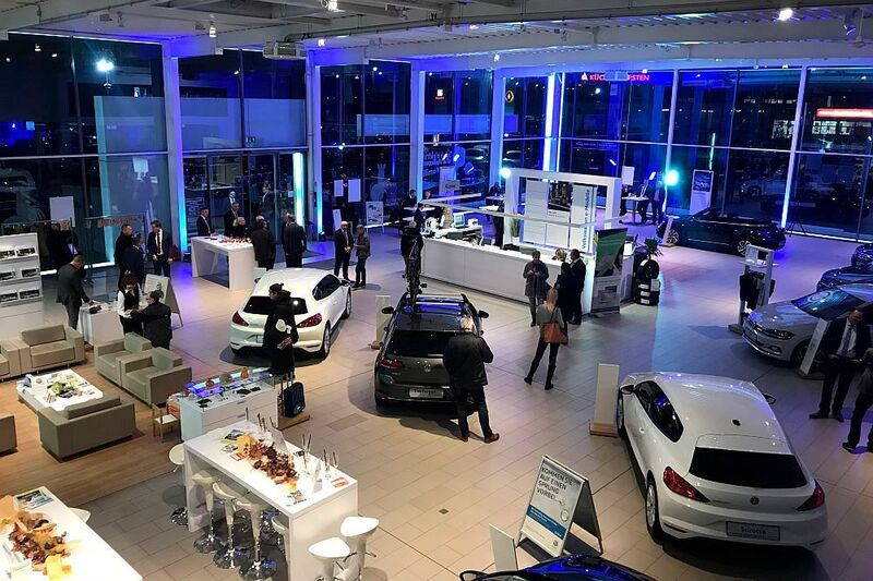 Über 100 Gäste folgten am 9. November zu später Stunde der Einladung ins Volkswagen-Zentrum Duisburg.  (Christine Winkler)