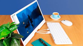 Mit dem Raspberry Pi 500 gibt es die neueste Iteration des kompakten Komplett-PCs, mit dem Display den ersten offiziellen RasPi-Monitor. (Bild: Raspberry Pi)