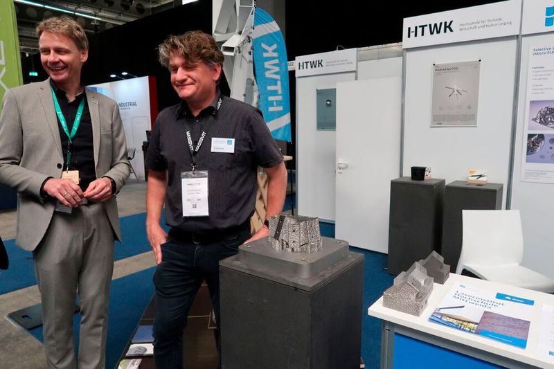 Eine Neuheit präsentierte die Hochschule Mittweida: Mit ihrem entwickelten Makro-SLM-Verfahren können Metallbauteile, wie diese anwendungsspezifischen Knotenpunkte, effektiv additiv gefertigt werden... (Bild: D. Quitter - VCG)