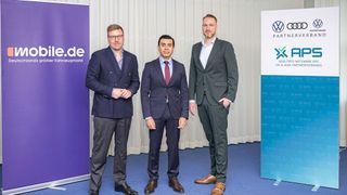 Der VAPV und Mobile.de haben eine Kooperation vereinbart. Im Bild: (v. l.) Alexander Sauer-Wagner, Vorsitzender des Volkswagen- und Audi-Partnerverbands, Mobile.de-Chef Ajay Bhatia und Sebastian Struck, Geschäftsführer der VAPV-Wirtschaftsgesellschaft Autobusiness Partner Service. (Bild: Mobile.de)