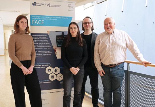 Die Forschungsgruppe „Medizinische Informatik und Graphbasierte Systeme“: Jasmin Freudenberg, Annika Steiger, Dr. Christian Weber und apl. Prof. Dr.-Ing. Kai Hahn (v.l.).(Bild:  Universität Siegen)