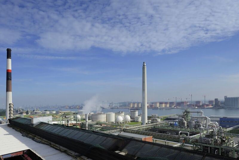 Lanxess stärkt seinen integrierten Produktionskomplex für Polyamide und Kunststoff-Vorprodukte in Antwerpen. Mit Investitionen von rund 25 Millionen Euro in diesem Jahr wird der Spezialchemie-Konzern vor allem Maßnahmen zur weiteren Effizienzsteigerung umsetzen. (Lanxess)