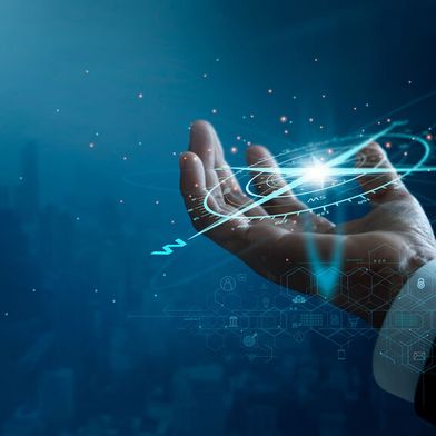 Cybersicherheit wird mit dem CRA verbindlich, weshalb Sicherheit von Anfang an eingeplant, über den gesamten Lebenszyklus gepflegt und nachweisbar dokumentiert werden muss. (Bild: © ipopba - stock.adobe.com / KI-generiert)