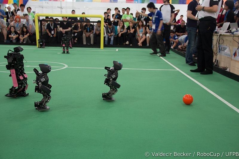 Nach der Weltmeisterschaft ist vor der Weltmeisterschaft! Während die Fußball-Weltmeister schon ihren verdienten Urlaub genießen, mussten die deutschen Roboter-Weltmeister noch in Brasilien schwitzen. Doch alle Anstrengungen haben sich gelohnt, Deutschland ist zum zweiten Mal Weltmeister in 2014. Das Team der TU Darmstadt gewann die RoboCup-Weltmeisterschaft in Brasilien mit dem Rettungsroboter Hektor. (RoboCup 2014)