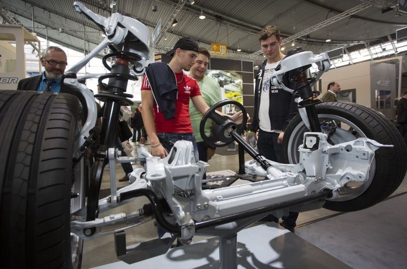Stama: Junge Besucher bestaunen das ausgestellte Lenksystem. (Bild: Messe Stuttgart)