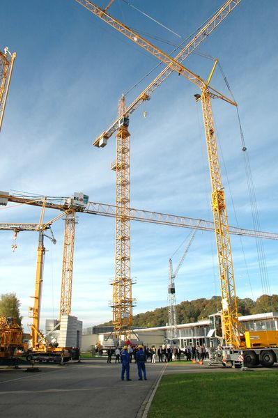 Bild 7: Am Ende konnten die Teilnehmer eine beeindruckende Liebherr-Vorführung genießen und dabei erleben, wie schnell sich ein mobiler Kran, in etwas mehr als 10 Minuten, zu einem 23 m hohen, voll belastbaren Baugerät samt Ausleger entfaltet. (Bild: TDM)