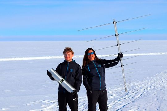DESY-Physiker Christoph Welling (l.) und DESY-Physikerin Ilse Plaisier mit einer der Radioantennen des neuen Neutrino-Detektors auf Grönland. DESY-Physiker Christoph Welling (l.) und DESY-Physikerin Ilse Plaisier mit einer der Radioantennen des neuen Neutrino-Detektors auf Grönland.