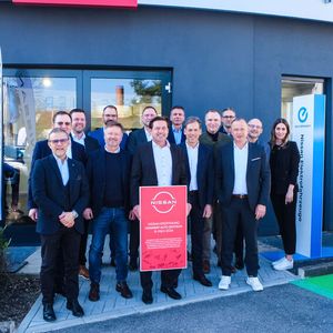 Das Team um Geschäftsführer Markus Joppich (Mitte, hinter dem Nissan-Poster) vom Hommert Auto Zentrum zusammen mit Michael Hungenberg (rechts daneben), Direktor Aftersales von Nissan Deutschland(Bild:  Nissan)