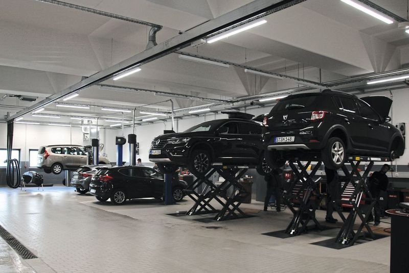 Werkstätten befinden sich auf zwei Stockwerken: Im oberen Stockwerk finden sich kleinere Fahrzeuge mit langwierigeren Aufgaben.  (Baeuchle/»kfz-betrieb«)