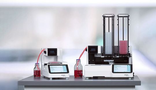 Der Welljet-Reagenziendispenser minimiert den Scherstress für eine höhere Zellviabilität, und der Plattenstapler ermöglicht eine automatische Plattenbefüllung für einen höheren Durchsatz und eine bessere Reproduzierbarkeit.         (Bild:  Integra Biosciences)