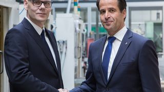 Von links: Uwe Gaedike, Geschäftsführer von Enka Tecnica und Bernd Reifenhäuser, CEO der Reifenhäuser Gruppe, besiegeln die Enka-Übernahme mit einem festen Händedruck. (Bild: Reifenhäuser)