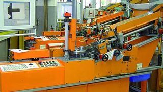 Bild 1: Maschinenhalle mit einer Hilgeland-Prüf- und Sortiermaschine HPS 6-60. (Archiv: Vogel Business Media)