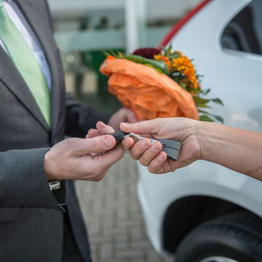 Wann die gesenkte Mehrwertsteuer beim Fahrzeugkauf angewendet wird, hängt vom Zeitpunkt der Übergabe ab.(Bild:  Promotor/Volz)