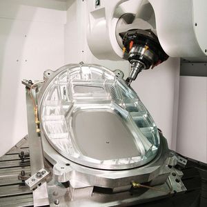 Fräsen eines Strukturteils aus Aluminium.