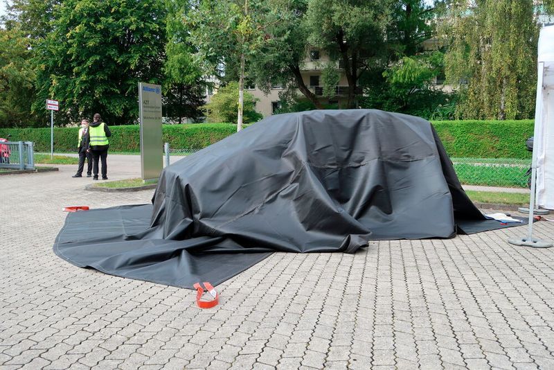Ein aktuelles Thema des AZT: Löschung brennender Elektrofahrzeuge. Im Bild eine Löschdecke, die dem Feuer den Sauerstoff entzieht. (Diehl)