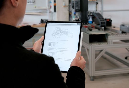 Mit der App von JAT ist es möglich den 2D-Matrix-Code des Typenschilds zu scannen und alle relevanten Informationen zum Produkt abzurufen.(Bild:   JAT)