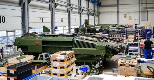 Vor einigen Jahren noch wurden Rüstungsunternehmen eher kritisch beäugt. Der Blick wandelt sich angesichts der Weltlage jedoch ins Positive. Das spüren Rheinmetall, Renk & Co. auch an den Bewerberzahlen. Ein Experte glaubt, dass die Rüstung langfristig ein Erfolgssektor sein wird ...(Bild:  Jh. Heidenmarst)