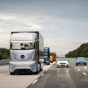 Bereits in wenigen Jahren könnten die ersten Robotrucks auf der Straße sein.(Bild:  Daimler)