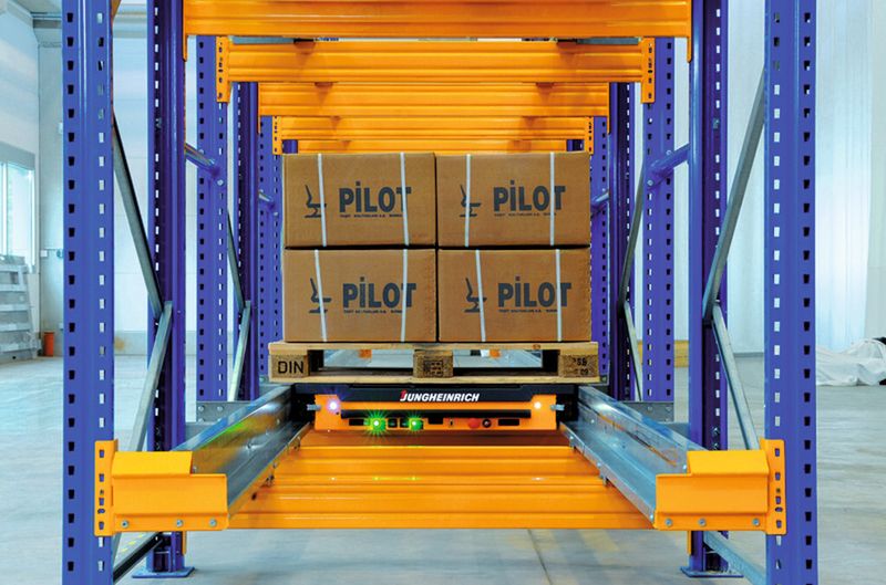 Das Kompaktlagersystem mit UPC (Under Pallet Carrier) ermöglicht optimale Ausnutzung und hohe Umschlagsleistung des Lagerraums. (Bild: Jungheinrich)