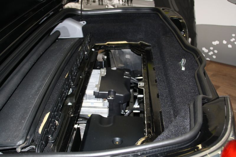 Das Foto zeigt eines der Batteriepacks im Heck, eines ist vorne verbaut, um eine passende Gewichtsverteilung zu erhalten. (Bild: Zwettler, konstruktionspraxis)