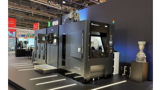 Rechts sieht man, wie die Dual Setup Station von Grenzebach am neuen EOS-3D-Drucker M4 Onyx positioniert ist. Auf der letzten Formnext war das Ganze schon ein Hingucker. Die Station optimiert das Handling und die Produktivität bei der additiven Fertigung mit Metall. (Bild: Grenzebach)