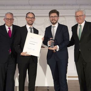 Das Nanoscribe-Team um Geschäftsführer Martin Hermatschweiler (2.v.li.) und Dr. Michael Thiel (2.v.re.) erhielt den Preis von Ministerpräsident Winfried Kretschmann (re.) und dem Vorsitzenden des L-Bank-Vorstands, Dr. Axel Nawrath