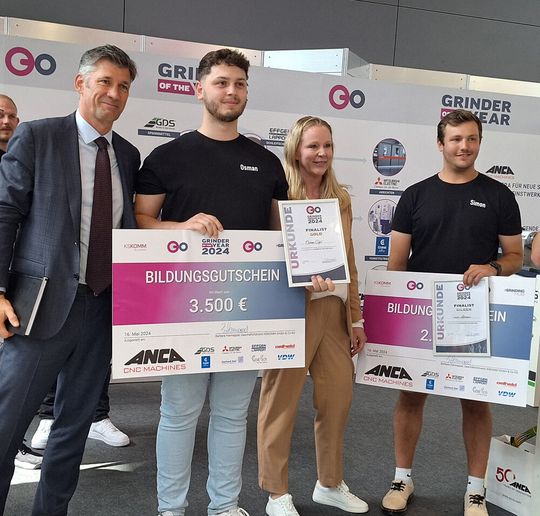 Das ist der Gewinner des Schleiftechnikwettbewerbs Grinder of the year 2024! Er heißt Osman Sylaj und ist Geselle bei der Rothenaicher Tool GmbH. Neben ihm Simon Lehmann, Zweitplatzierter, von der Rothenaicher Tools GmbH. Gekämpft wurde auf einer Anca-Maschine. (Bild:  KSKOMM)