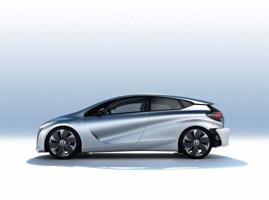 Renault präsentiert in Paris die Studie EOLAB. Das Konzeptfahrzeug kommt dank neuer „Z.E. Hybrid“-Antriebstechnik, intelligentem Leichtbau und ausgefeilter Aerodynamik mit 1,0 l Superbenzin pro 100 km aus. (Bild: Renault)