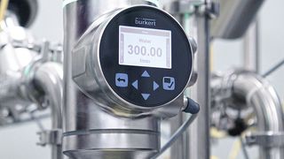 Volumenstrom, Temperatur und Medienwechsel gleichzeitig bestimmen mit dem SAW-Durchflussmesser. (Bürkert)