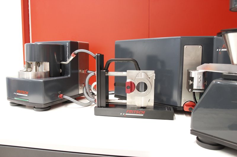 Moderne Laser-Partikelmessgeräte erfassen die Teilchengrößen sowohl in trocken- als auch in nassdispergierten Proben. Fritsch bietet hier die Analysette 22 Next mit Nassdispergiereinheit (im Bild) sowie Trockendispergiereinheit. (LABORPRAXIS, C. Lüttmann)