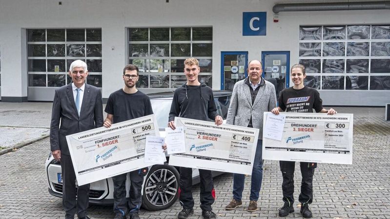 Gratulation für das tolle Ergebnis: (v. l.) Michael Kraft, Präsident des Landesverbandes Hessen des Kfz-Gewerbes; Georg Wahl; Jonas Wiegmann; Denis Doerffer, Bereichsleiter Auto Service TÜV Hessen GmbH, und Leonie Grebe.(Bild:  Kfz-Gewerbe Hessen)