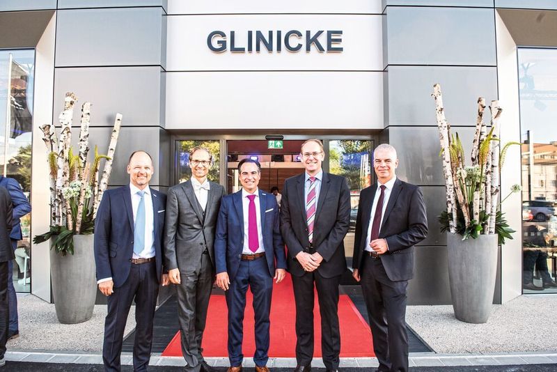 Start frei für den Neubau: (v. li.) Glinicke-Gesamtvertriebsleiter Carsten Bachmann, Florian Glinicke und Centerleiter Thorsten Döring. (Glinicke)