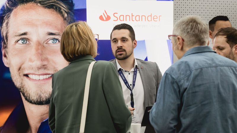 Genauso wie Premiumpartner Santander. Die Bank ist für viele Gebrauchtwagenhändler „die“ Non-Captive-Bank in Sachen Einkaufs- und Absatzfinanzierung. (Bild: Stefan Bausewein)