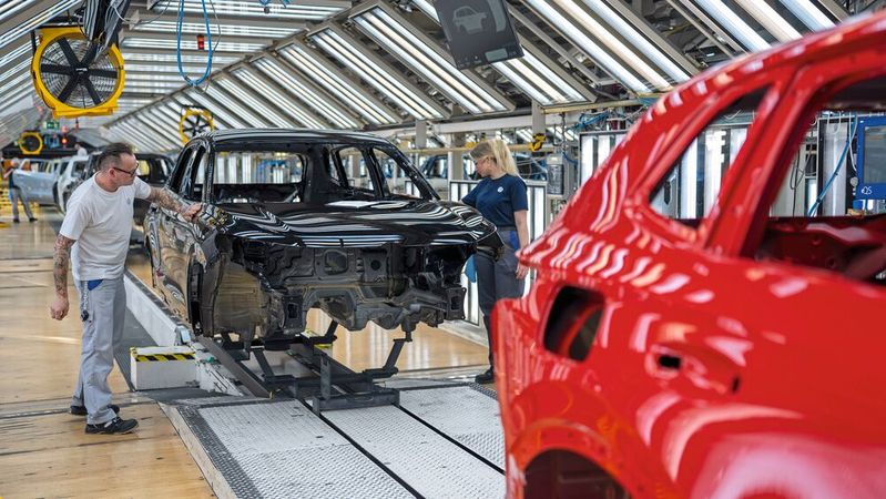 Die Automobilproduktion in Deutschland ist aus Kostengründen massiv unter Druck. Die Gewinne der Unternehmen sinken spürbar.(Bild:  Volkswagen AG)