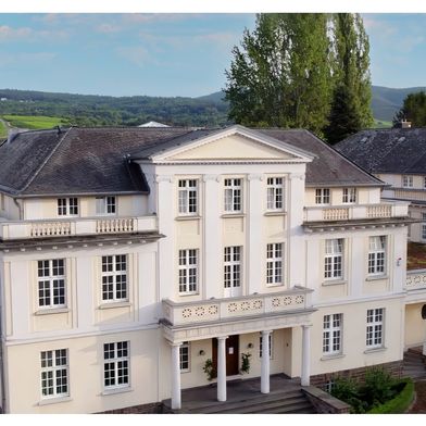 Bildunterschrift: Neue Technologien im klassischen Gebäude: der Firmensitz der Klaes GmbH & Co. KG in Bad Neuenahr
 (Bild: Klaes GmbH & Co. KG)