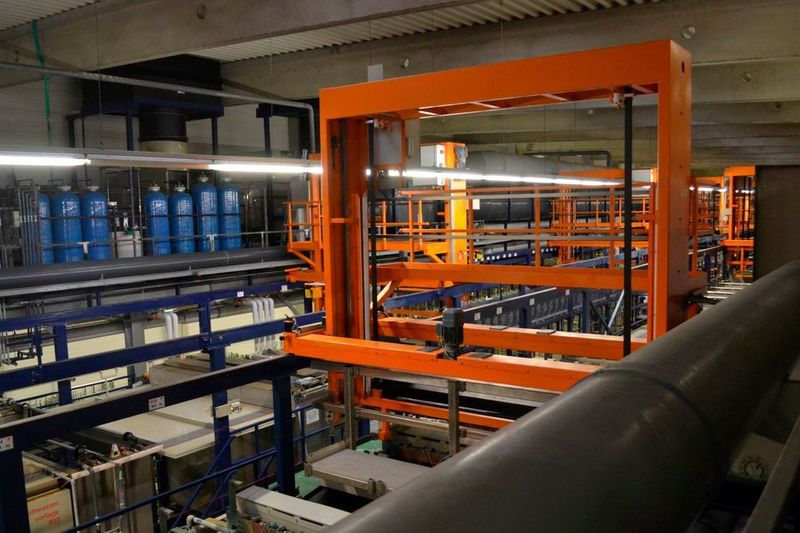 So entstanden beim Neubau der Galvanikanlage innovative Umweltschutzlösungen: Das Unternehmen verfügt über eine eigene Gasversorgung und ein Blockheizkraftwerk. Zudem baute der Mittelständler eine Akademie auf, um die eigene Belegschaft weiterzuentwickeln und den „Lean & Green“-Gedanken zu verankern. (Bolta)