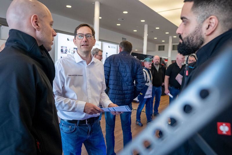 Im Mittelpunkt standen wieder viele Fachgespräche zwischen Besuchern und Ausstellern. (Bild: PHOTOVISION-DH GmbH)