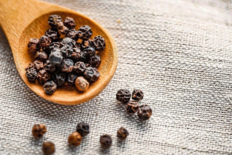 Piperin ist für die Schärfe von Pfeffer verantwortlich und findet sich nach dem Verzehr eines pfefferhaltigen Currygerichts auch in der Muttermilch wieder.