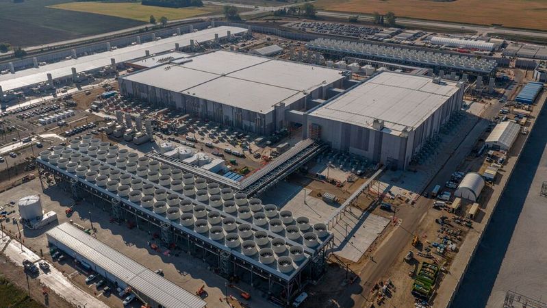 Hier ist das Microsoft-Rechenzentrum in Wisconsin, in den USA, zu sehen. Der Hyperscaler war als Ankermieter im Nscale-Projekt in Loughton vorgesehen. Fragen darüber, ob sich Microsoft ein anderes Projekt sucht und wer der neue Nscale-Ankermieter wird, bleiben offen.(Bild:  Microsoft)