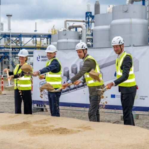 From left to right: Anne Francken, Kaufmännische Geschäftsführerin BASF InfraService & Solutions Lausitz; Jürgen Fuchs, Vorsitzender der Geschäftsführung BASF InfraService & Solutions Lausitz; Nils Aldag, CEO Sunfire; and Christian von Olshausen, CTO Sunfire.(Source:  © BASF InfraService & Solutions Lausitz)