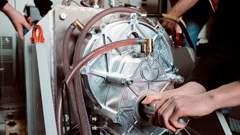 Der Axialfluss-Asynchronmotor von Emil Motors auf einem Prüfstand der TH Nürnberg.(Bild:  Emil Motors)