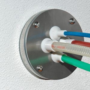 Wie gestaltet man eine Wanddurchführung so, dass das Wachstum von Bakterien wirkungsvoll verhindert wird, aber gleichzeitig eine sichere Abschottung der Räume voneinander möglich ist?