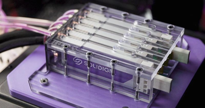 Cold-Plate-Kühlung im Detail: Für komplett lüfterlose Serverumgebungen hat Solidigm ein flüssigkeitsgekühltes SSD-Design entwickelt, das die extreme Abwärme hochverdichteter KI-Speichersysteme per Direktkontakt (Direct-to-Chip) abführt. (Bild: Solidigm)
