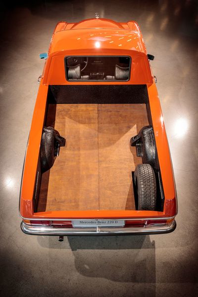 Seinerzeit war in Argentinien der Import von Fahrzeugen noch verboten. Deshalb transportierte Mercedes so genannte CKD-Fahrzeuge (CKD = complete knocked down) nach Südamerika – und baute sie auf den Chassis des W 115 im argentinischen Werk Gonzalez Catan bei Buenos Aires zusammen. (Daimler)
