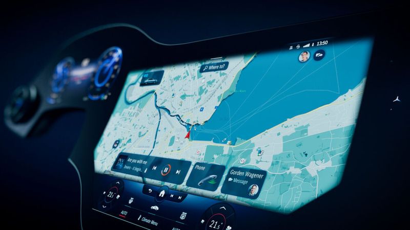 Der nun vor der Premiere des EQS vorgestellte „Hyperscreen“ deckt das komplette Armaturenbrett von einer Fahrzeugseite zur anderen ab. (Bild: Daimler)