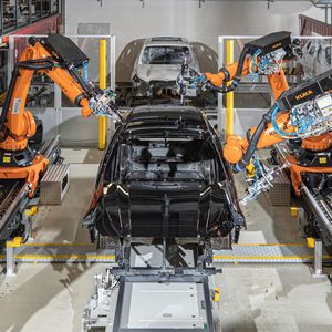 BMW hat die Oberflächenbearbeitung im Werk Regensburg mit KI-gesteuerten Robotern nahezu vollständig automatisiert.(Bild:  Harry Zdera/BMW)
