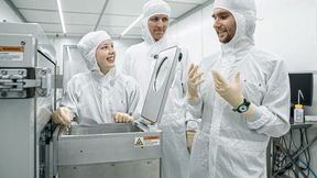 Lauren Riddiford, Aleš Hrabec et Jeffrey Brock (de gauche à droite) dans la salle blanche du Park Innovaare, juste à côté du PSI. C'est ici que sont créées les nouvelles structures magnétiques, qui sont modifiées de manière ciblée au laser.  (Source : Institut Paul Scherrer PSI/ Mahir Dzambegovic)