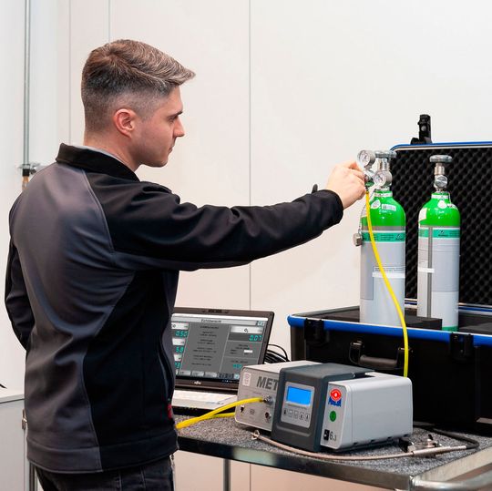 Ab sofort können KÜS-Partner ihre Abgasuntersuchungsgeräte über das Kalibrierlabor DIQ-Zert Dakks-konform kalibrieren lassen.(Bild:  KÜS)