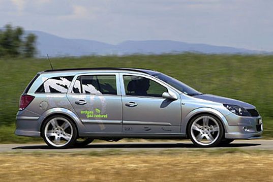 2005 stellte BRA gemeinsam mit der Schweizer Erdgaswirtschaft einen Astra Caravan mit 100 kW Erdgas-Turbomotor vor. Der Wagen hatte 100 kW/136 PS, einen CO2-Ausstoß von 118 g/km und eine Reichweite von 510 km im Erdgasbetrieb. Opel brachte den Erdgas-Turbo dann erstmals im März 2009 im Zafira. (Archiv: Vogel Business Media)