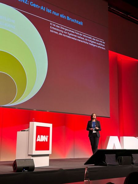 Dr. Yvonne Bernard von Hornetsecurity sprach neben den Chancen über die Risiken des KI-Einsatzes, aber mit der klaren Botschaft: „KI nicht zu verwenden, ist nicht die Lösung.“  (Bild: Vogel IT-Medien)